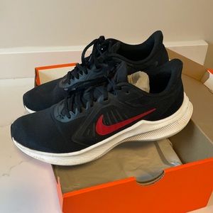 Nike Downshifter 10 black/red boys size 9